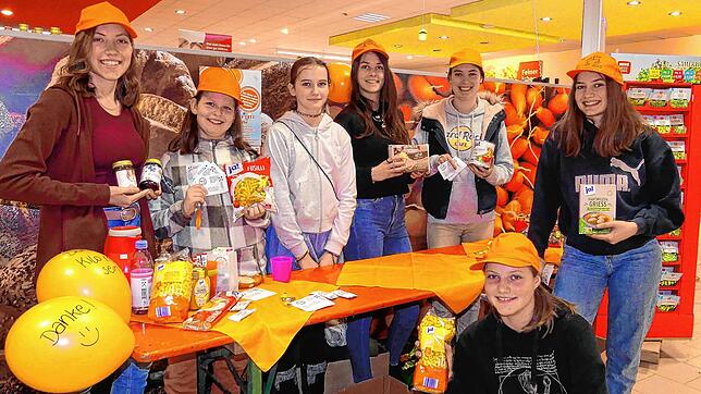 Hannah Hein (von links), Pia Heinemann, Sonja Walter, Lorena Weber, Judith Stengele sowie Marie und Ida Horn sammelen bei der ...