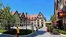 Welche deutsche Stadt ist das? Keine &ndash; es ist die Rothenburg-Straße in Taicang, China, rund 50 Kilometer vom Stadtzentrum von ...