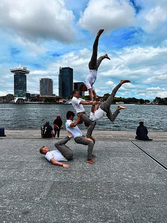 Die Blues Brothers machten in Amsterdam vor der Stadt- und Wasserkulisse Fotos.