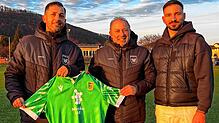 Neu beim SV Herten: Trainer Bülent Güzel (links) und Sportchef Justin Petretta (rechts) freuen sich auf den neuen Co-Trainer Domenico ...