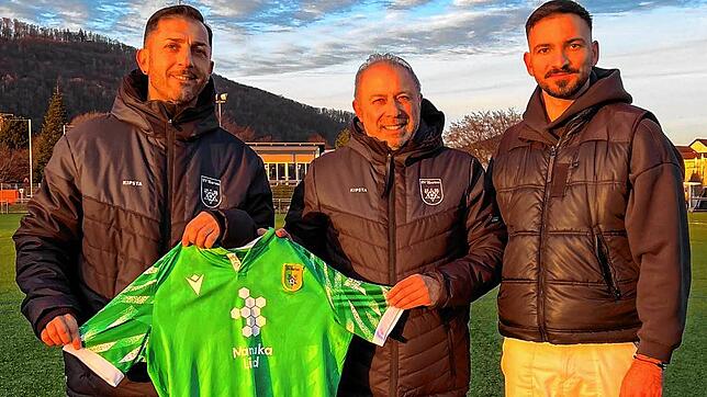 Neu beim SV Herten: Trainer Bülent Güzel (links) und Sportchef Justin Petretta (rechts) freuen sich auf den neuen Co-Trainer Domenico ...