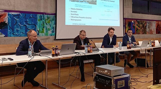 Daniel Kolb vom Kanton Aargau, Bürgermeister Alexander Guhl, Sebastian Wilske vom Regionalverband Hochrhein-Bodensee und der Münchwiler ...