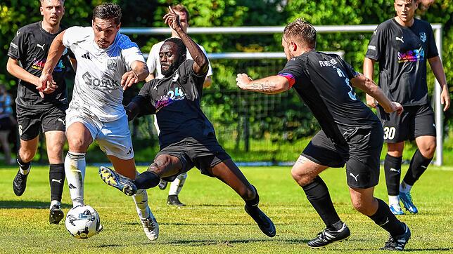 Rassiges Spiel: Mit vereinten Kräften versuchen die Wittlinger Lamin Colley und Timo Kronenberger (rechts) den Murger Pasquale Oddo zu ...