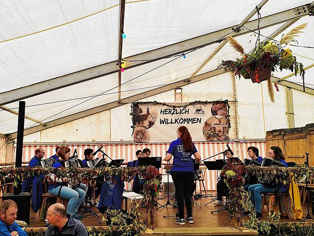 Bild 15: Das Erntedankfest in Hecheln zieht viele Menschen aus dem Umland in die Gemeinde Mühlingen