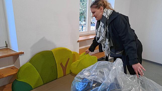 Im Kindergarten St. Josef verfolgt man das Farbkonzept „Natur und Wald“. Leiterin Samantha Hölzle zeigt hier eine neue Kindercouch in ...