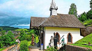Auf dem Vöhrenbacher Friedhof – hier die Kapelle – stehen Veränderungen an.  Foto:  Hartmut Ketterer