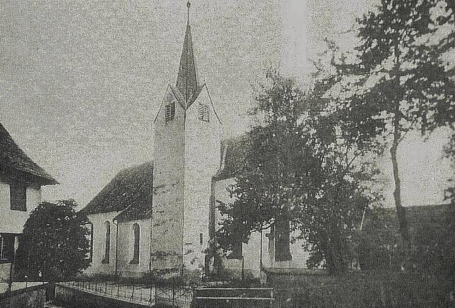 Zahlreiches historisches Bildmaterial ergänzt die Chronik und gibt ein Bild aus früheren Zeiten wie hier die ursprüngliche Pfarrkirche ...