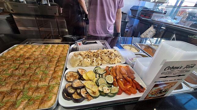 In der Auslage der Theke steht neben dem hausgemachten Baklava das gegrillte Gemüse.