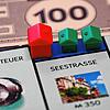(Symbolbild) Im Konstanz-Monopoly kann Immobilienbesitz lukrativ oder auch mal ziemlich teuer sein – im realen Leben greift die Stadt ...