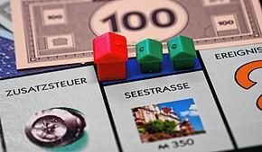 (Symbolbild) Im Konstanz-Monopoly kann Immobilienbesitz lukrativ oder auch mal ziemlich teuer sein – im realen Leben greift die Stadt ...
