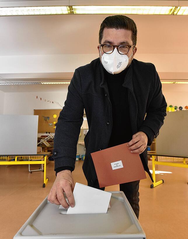 Wahlkreis 55: FDP-Kandidat Niko Reith gibt am Sonntagmorgen im Wahllokal „Schule“ in Allmendshofen seine Stimme ab.