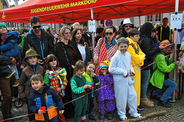 Bild 2: Beste Einblicke zum Narrenbaumsetzen in Markdorf – so feiert die Stadt!