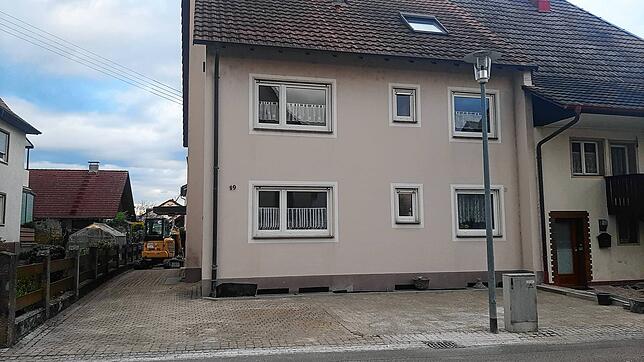 Anwohner mussten aufgrund parkender Autos schweren Herzens den eigenen Vorgarten opfern und im Zuge der Umgestaltung auch die ...