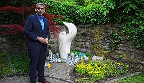 Mirko Maier an der Gedenkstätte „Engelsflügel“ auf dem Friedhof in Tiengen. Er schildert die Situation von Sternenkind-Vätern.