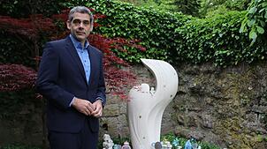 Mirko Maier an der Gedenkstätte „Engelsflügel“ auf dem Friedhof in Tiengen. Er schildert die Situation von Sternenkind-Vätern.
