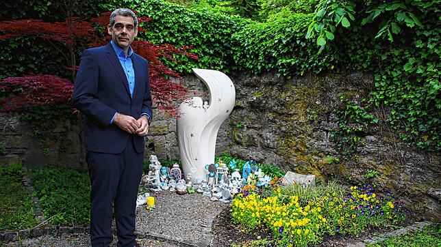 Mirko Maier an der Gedenkstätte „Engelsflügel“ auf dem Friedhof in Tiengen. Er schildert die Situation von Sternenkind-Vätern.