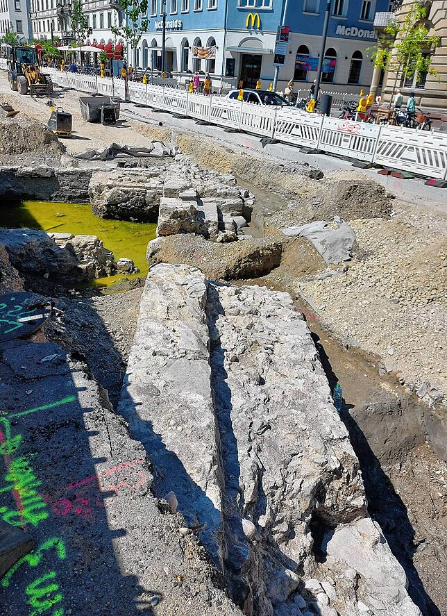 Tatsächlich: Bei den Bauarbeiten wurden Teile der mittelalterlichen Stadtmauer gefunden.
