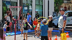 Beim Kinder- und Jugendtag ist Spiel und Spaß für jedes Alter geboten. Beim Stadtturnverein Singen ist sportlicher Einsatz mit dem Ball ...