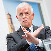 Fritz Kuhn, grüner Oberbürgermeister von Stuttgart, gestikuliert auf der Pressekonferenz. Er hat bekanntgegeben, dass er nicht mehr zur ...