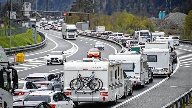 Stau am Gotthard &ndash; das kennen viele Reisende. Bereits zum Ferienstart standen Urlauber hier im Stau. Rund um Ostern erwarten ...