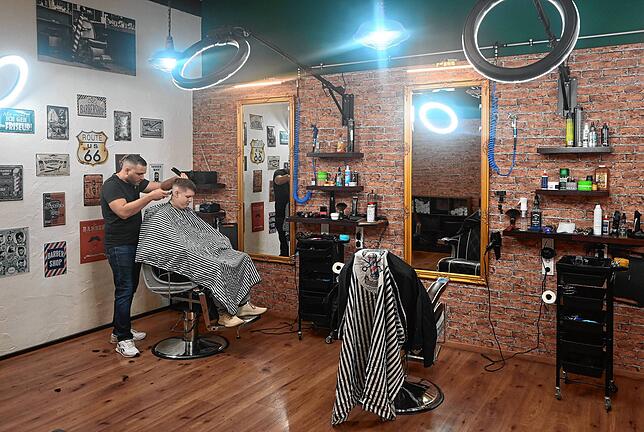 Mit seinen Ringlichtern erinnert „Saads Barbershop“ an ein Instagram-Studio.