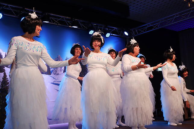 Beim Finale des Jungfereabends singen und tanzen die Jungfere als Eisblüten über das Bühnenprakett.