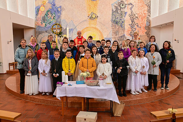 31 Kinder feierten gemeinsam das Fest der Heiligen Erstkommunion in St. Georgen. Pfarrer Harald Dörflinger gestaltete den feierlichen ...