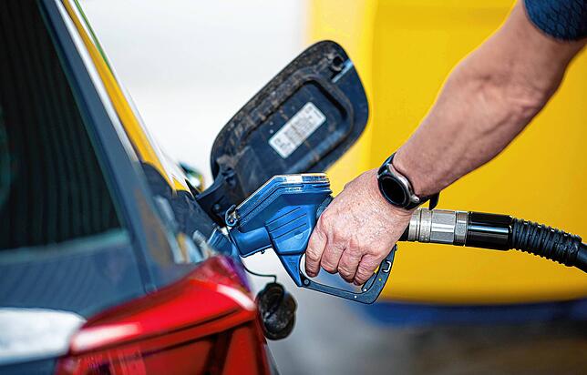 Dieses Bild soll immer seltener werden: Ein Mann befüllt sein Auto an der Tankstelle mit Benzin.