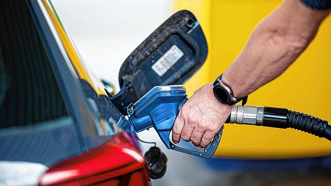 Dieses Bild soll immer seltener werden: Ein Mann befüllt sein Auto an der Tankstelle mit Benzin.