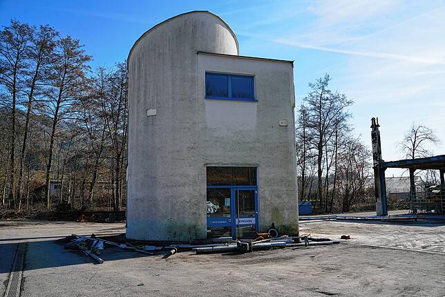 Der weiße Turm wirkt scheinbar unversehrt.