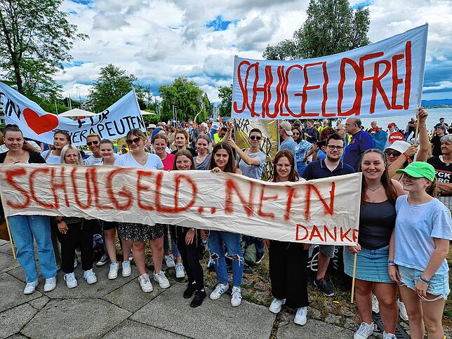 Sie zahlen 160 Euro Schulgeld im Monat: Angehende Ergotherapeutinnen und Therapeuten vom Diakonischen Institut Dornstadt bei Ulm ...