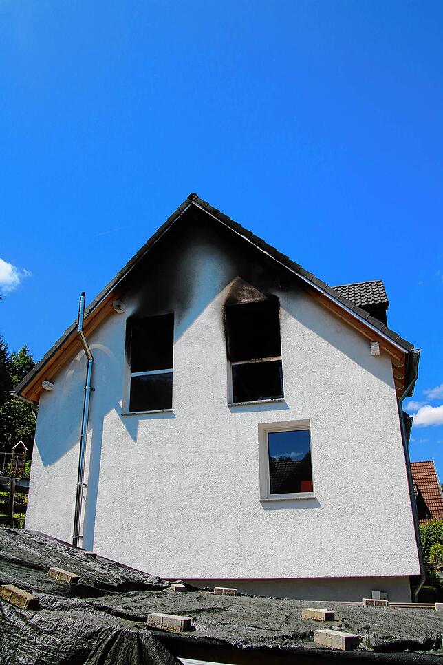 Nach dem Brand an der Lützelbergstraße zeigen sich schwere Schäden im Obergeschoss.