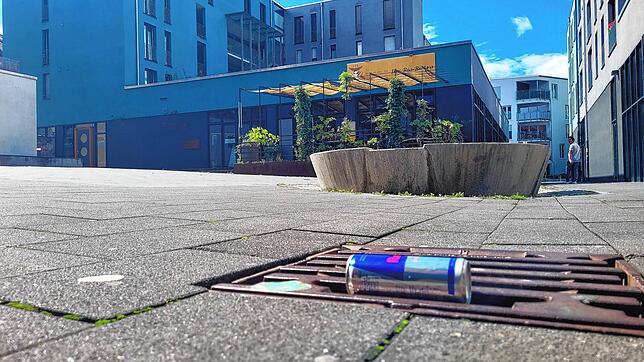 Der Gerberplatz an einem Montagmittag um 12 Uhr: Im Vordergrund ist eine von zahlreichen leeren Getränkedosen zu sehen, die auf dem ...
