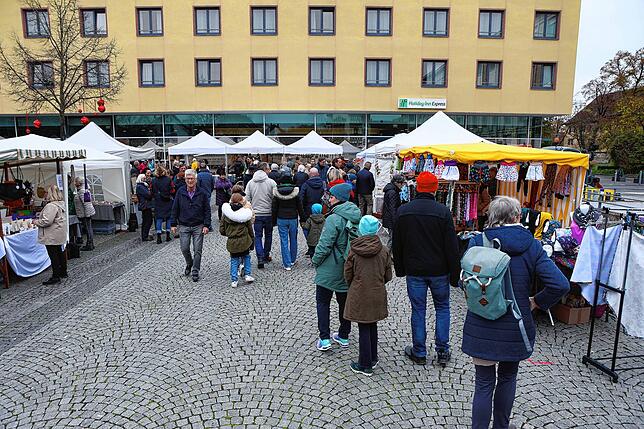 Bild 34: Trubel auf dem Rathausplatz