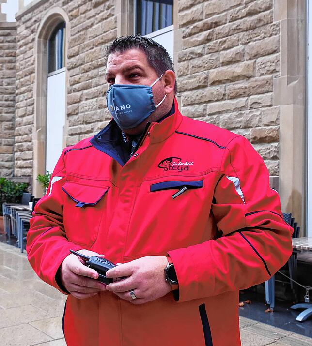 Steffen Gayer, ECE-Sicherheitschef, steuert den Einlass ins Einkaufszentrum Cano. Zur Eröffnung ist er mit 20 Einsatzkräften präsent.