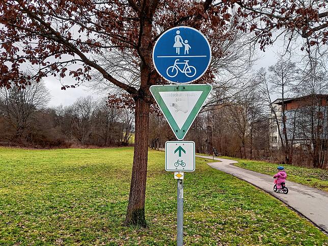 Am Beginn der Roggenbachstraße zeigt ein verblichenes Schild an, dass hier ein Landschaftsschutzgebiet beginnt, in solchen Gebieten ...