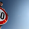 ARCHIV &ndash; 02.03.2018, Baden-Württemberg, Engen: Straßenwärter Tobias Schäuble montiert an der Autobahn A81 am Hegaublick ein Schild ...