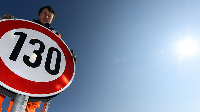 ARCHIV &ndash; 02.03.2018, Baden-Württemberg, Engen: Straßenwärter Tobias Schäuble montiert an der Autobahn A81 am Hegaublick ein Schild ...