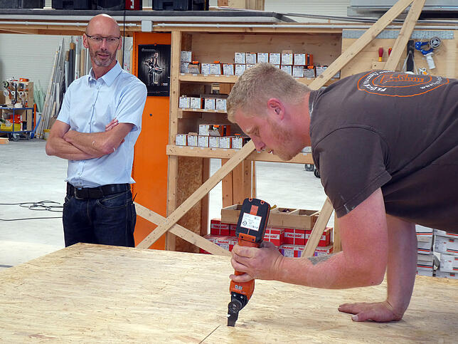 Aufmerksam beobachtet der Blumberger Stadtrat Matthias Fischer (links), wie ein Mitrabeiter von Holzbau Fluck ein mit der Maschine ...