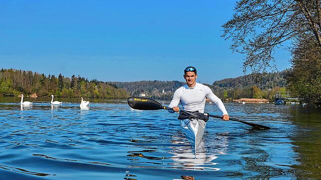 Wasser im Fokus: Der Kanusportler Paul Liedek trainiert trotz abgesagter Wettkämpfe mit viel Disziplin weiter.