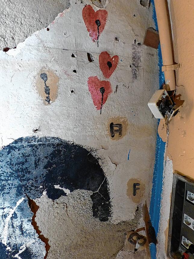 Hinter der Holzwand entdeckt: Spuren von der Aktion Freizeit Bermatingen (AFB).