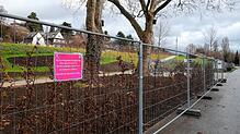 Vielleicht fallen die Zäune, wie hier am Uferpark in Überlingen, noch vor Weihnachten: Die Rückbauarbeiten nach dem Ende der ...