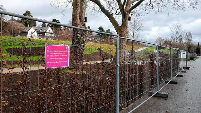 Vielleicht fallen die Zäune, wie hier am Uferpark in Überlingen, noch vor Weihnachten: Die Rückbauarbeiten nach dem Ende der ...