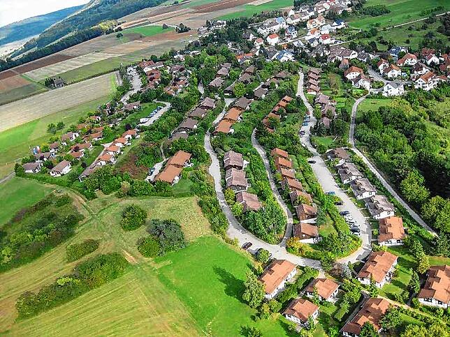 Das Feriendorf Öfingen entstand in der Zeit von 1983 bis 1988. 132 Häuser stehen auf der weitläufigen Anlage, die von Gästen aus vielen ...