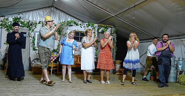 Die Theatergruppe Homberg-Limpach bei ihrer Sommeraufführung im August 2022.