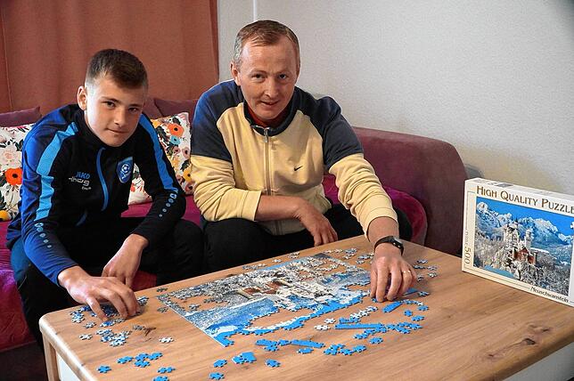Zoltan Batki (45) und sein Sohn Albert (12) kommen aus Rumänien. Batki und seine Frau arbeiten in der Pflege, ihr Sohn besucht das ...