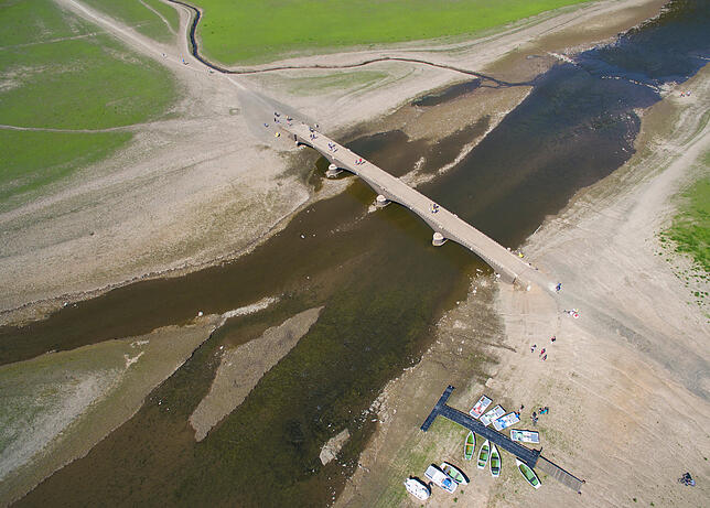 Nach anhaltender Trockenheit ist die Aseler Brücke im Edersee in Nordhessen komplett aus dem Wasser des Stausees aufgetaucht. Für ...