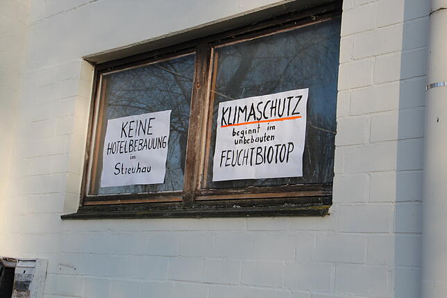Das Gebäude des ehemaligen Bodenseereiters ist mit Protestplakaten behangen.