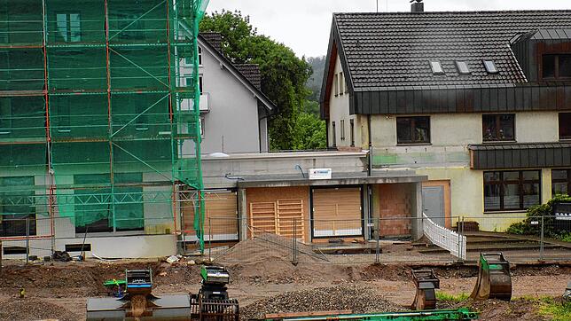Zwischen Ärzte- und Apothekenhaus (links) und dem Rathaus (rechts) wird ein Bürgerservice untergebracht. Links im Erdgeschoss zieht das ...