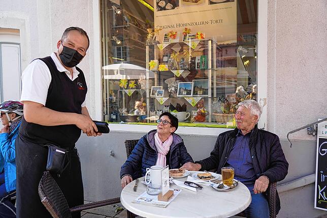 Ursula und Walter Storz aus Tuttlingen kommen gerne nach Sigmaringen, ihr Lieblingscafé und ein Stück Kuchen bei Kellner Ante gehören ...